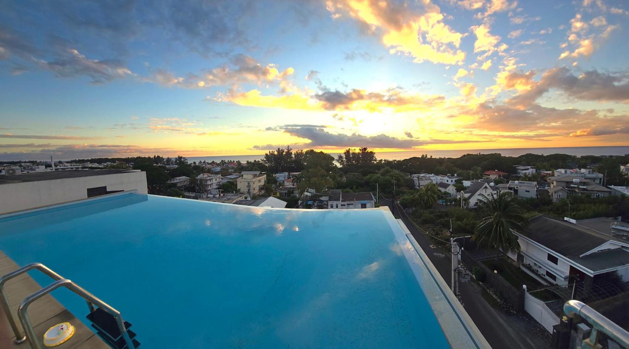 Luxury Penthouse With Infinity Pool & Stunning Sea View Apartment Flic en Flac ภายนอก รูปภาพ