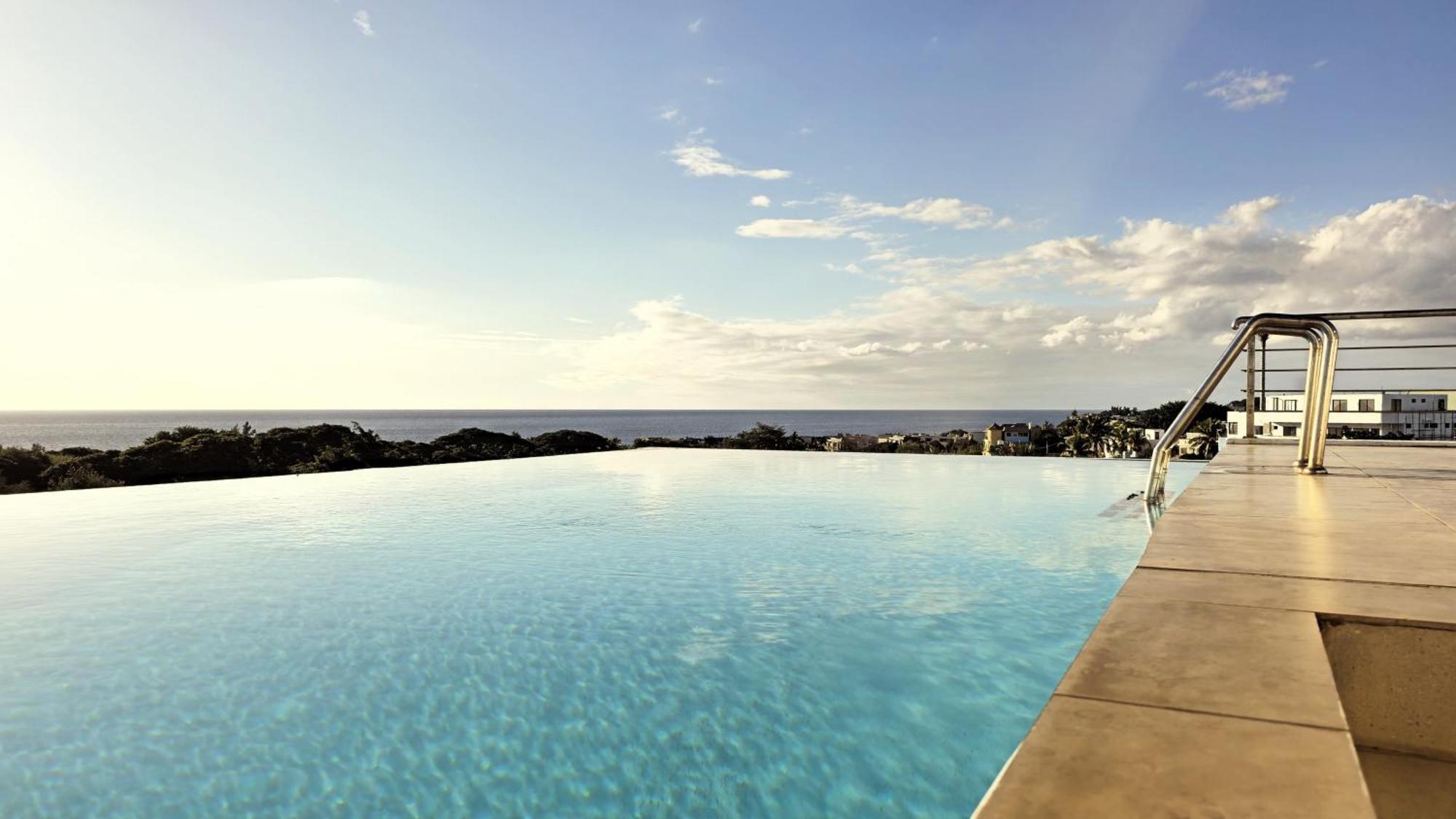 Luxury Penthouse With Infinity Pool & Stunning Sea View Apartment Flic en Flac ภายนอก รูปภาพ