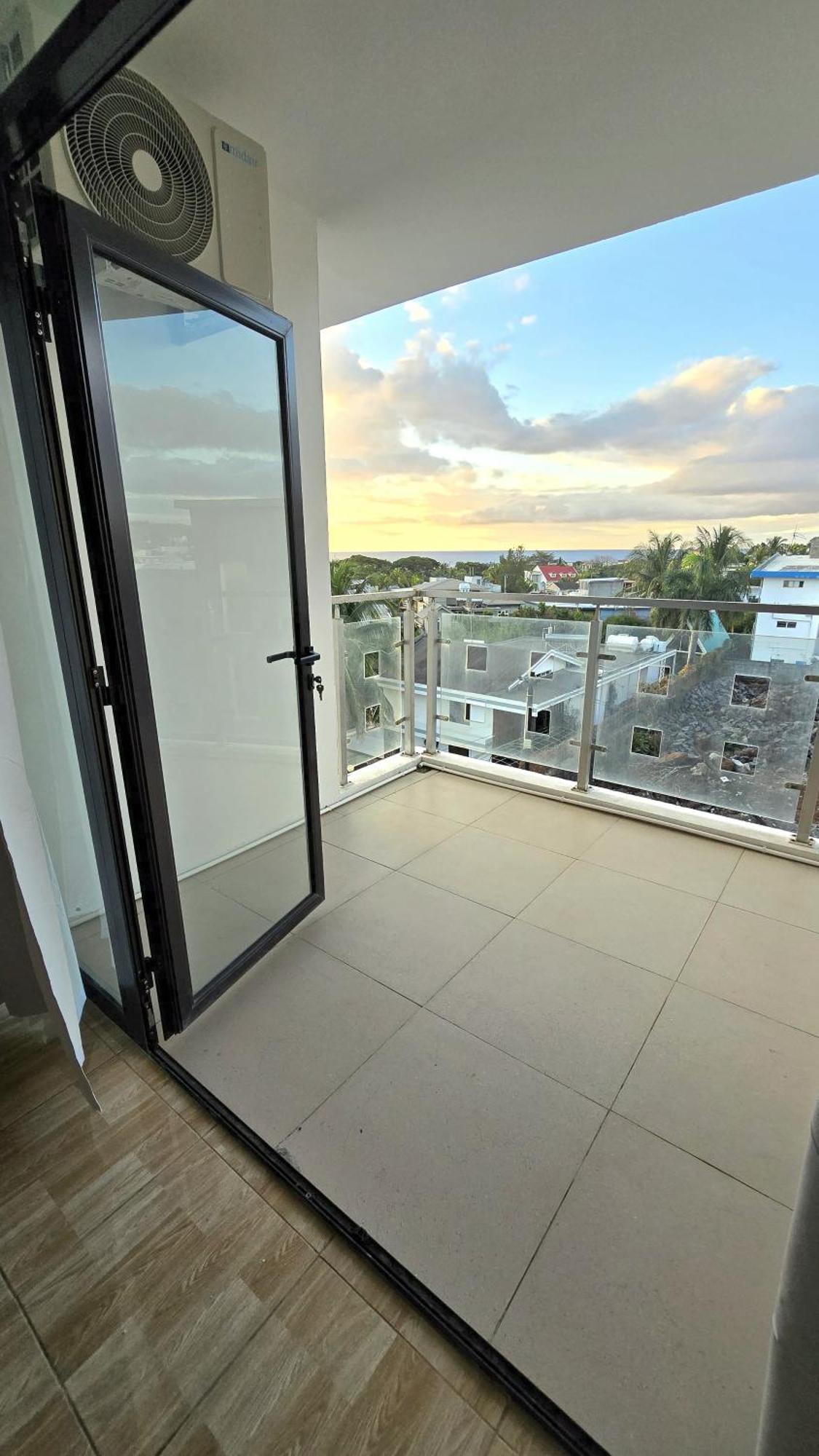 Luxury Penthouse With Infinity Pool & Stunning Sea View Apartment Flic en Flac ภายนอก รูปภาพ