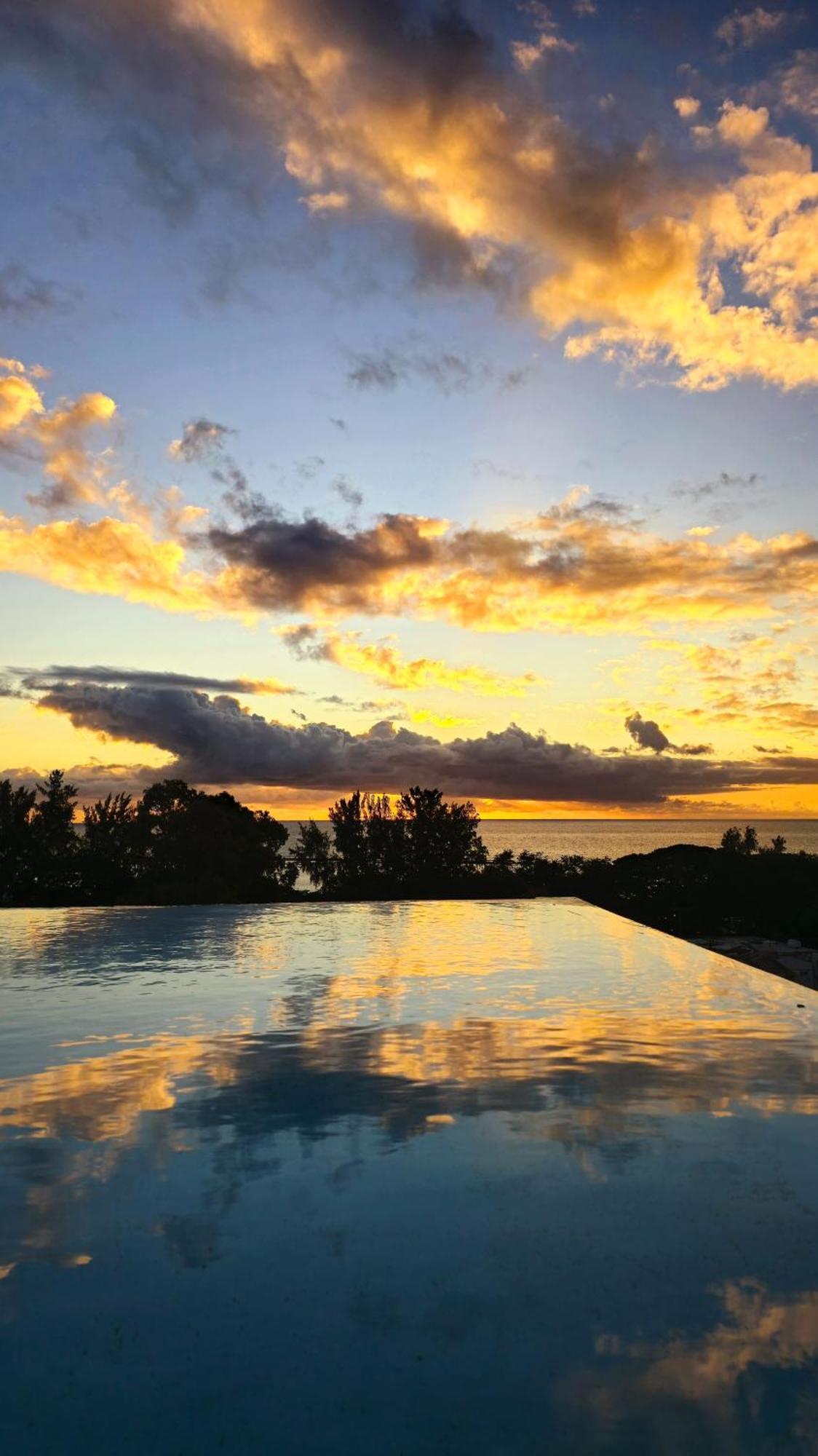 Luxury Penthouse With Infinity Pool & Stunning Sea View Apartment Flic en Flac ภายนอก รูปภาพ